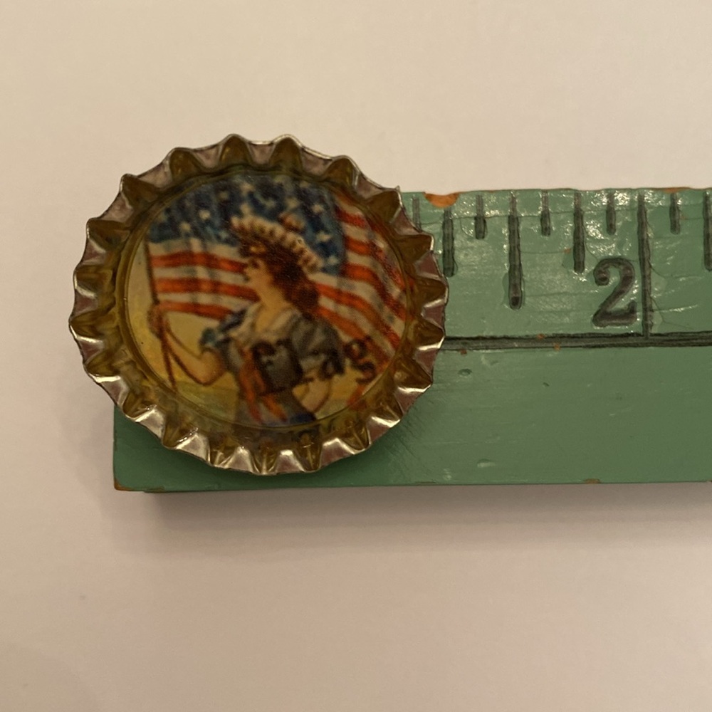 5 Patriotic Bottle Cap Pins • 🎉 Host Pick 🎉 - Picture 3 of 8